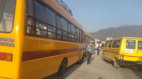 स्कुल बसका १६ चालक कारबाहीमा
